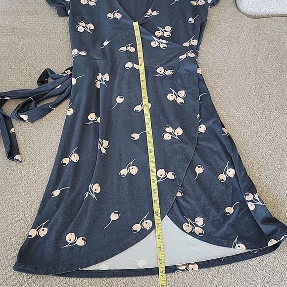 LOFT Gray with Cherries Short Sleeve Wrap Dress with Belt - Size 2 - Picture 11 of 15